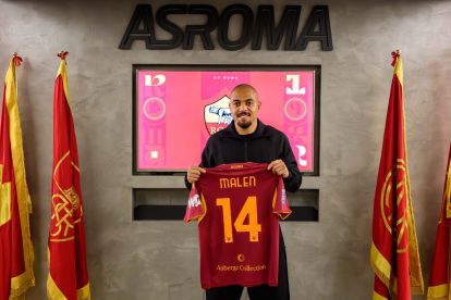Donyell Malen holds up his Roma shirt after joining the Giallorossi on loan with a potential obligation to buy from Aston Villa (picture via www.asroma.com)