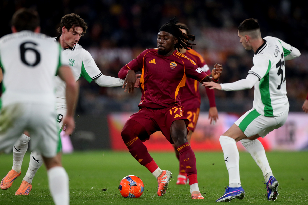 ROME, ITALY - JANUARY 10: Manu Kone of AS Roma in action against US Sassuolo Calcio players during the Serie A match between AS Roma and US Sassuolo Calcio at Stadio Olimpico on January 10, 2026 in Rome, Italy. (Photo by Paolo Bruno/Getty Images)