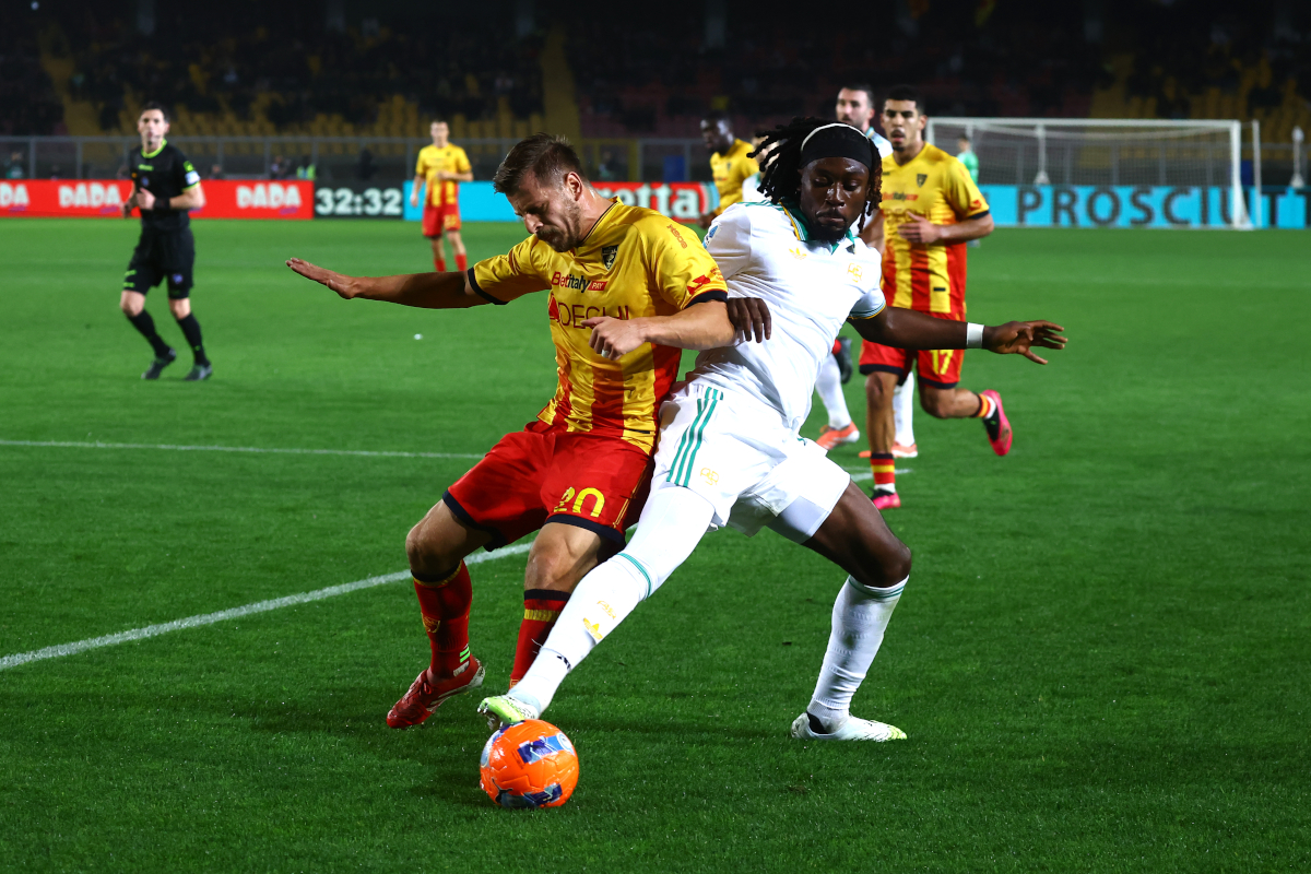 LECCE, ITALY - JANUARY 06: Ylber Ramadani of US Lecce competes for the ball with Manu Konè of AS Roma during the Serie A match between US Lecce and AS Roma at Stadio Via del Mare on January 06, 2026 in Lecce, Italy. (Photo by Maurizio Lagana/Getty Images)