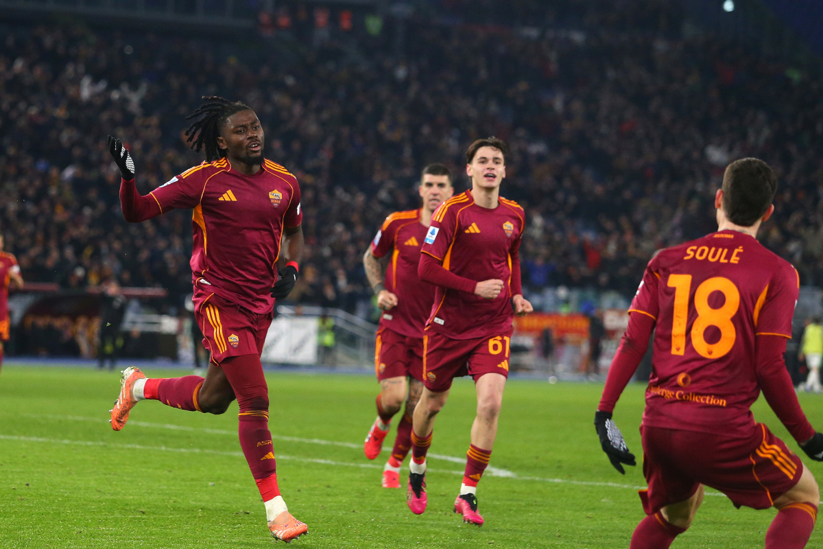 ROME, ITALY - JANUARY 10: Manu Kone with his teammates of AS Roma celebrates after scoring the opening goal during the Serie A match between AS Roma and US Sassuolo Calcio at Stadio Olimpico on January 10, 2026 in Rome, Italy. (Photo by Paolo Bruno/Getty Images)