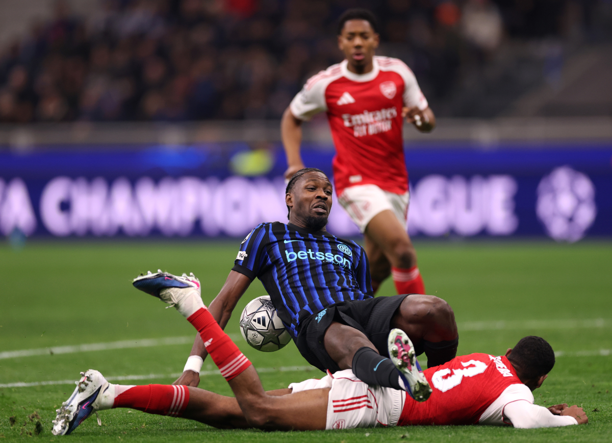 MILAN, ITALY - JANUARY 20: Marcus Thuram of FC Internazionale Milano clashes with Cristhian Mosquera of Arsenal during the UEFA Champions League 2025/26 League Phase MD7 match between FC Internazionale Milano and Arsenal FC at Stadio San Siro on January 20, 2026 in Milan, Italy. (Photo by Carl Recine/Getty Images)