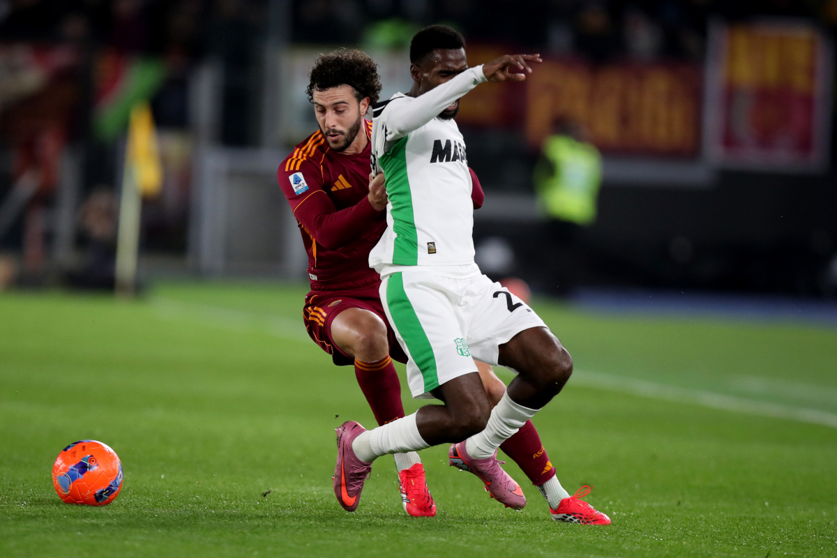 ROME, ITALY - JANUARY 10: Alieu Fadera of US Sassuolo Calcio competes for the ball with Mario Hermoso of AS Roma during the Serie A match between AS Roma and US Sassuolo Calcio at Stadio Olimpico on January 10, 2026 in Rome, Italy. (Photo by Paolo Bruno/Getty Images)