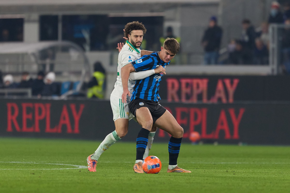 BERGAMO, ITALY - JANUARY 03: Mario Hermoso of AS Roma competes for the ball with Charles De Ketelaere of Atalanta during the Serie A match between Atalanta BC and AS Roma at New Balance Arena on January 03, 2026 in Bergamo, Italy. (Photo by Emmanuele Ciancaglini/Getty Images)