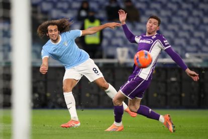 ROMA, ITALIA - 07 JANUARI: Matteo Guendouzi dari Lazio melakukan tembakan tepat sasaran pada pertandingan Serie A antara SS Lazio dan ACF Fiorentina di Stadio Olimpico pada 07 Januari 2026 di Roma, Italia. (Foto oleh Paolo Bruno/Getty Images)