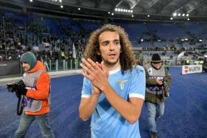 ROMA, ITALIA - 07 JANUARI: Matteo Guendouzi dari SS Lazio menyapa para penggemarnya usai pertandingan Serie A antara SS Lazio dan ACF Fiorentina di Stadio Olimpico pada 07 Januari 2026 di Roma, Italia. (Foto oleh Marco Rosi - SS Lazio/Getty Images)