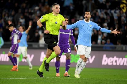 ROME, ITALIA - 07 JANUARI: Wasit Simone Sozza saat pertandingan Serie A antara SS Lazio dan ACF Fiorentina di Stadio Olimpico pada 07 Januari 2026 di Roma, Italia. (Foto oleh Marco Rosi - SS Lazio/Getty Images)