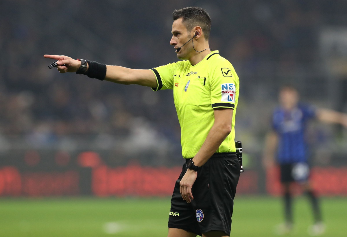 MILAN, ITALY - NOVEMBER 10: Referee Maurizio Mariani gestures during the Serie A match between FC Internazionale and SSC Napoli at Stadio Giuseppe Meazza on November 10, 2024 in Milan, Italy. (Photo by Marco Luzzani/Getty Images)