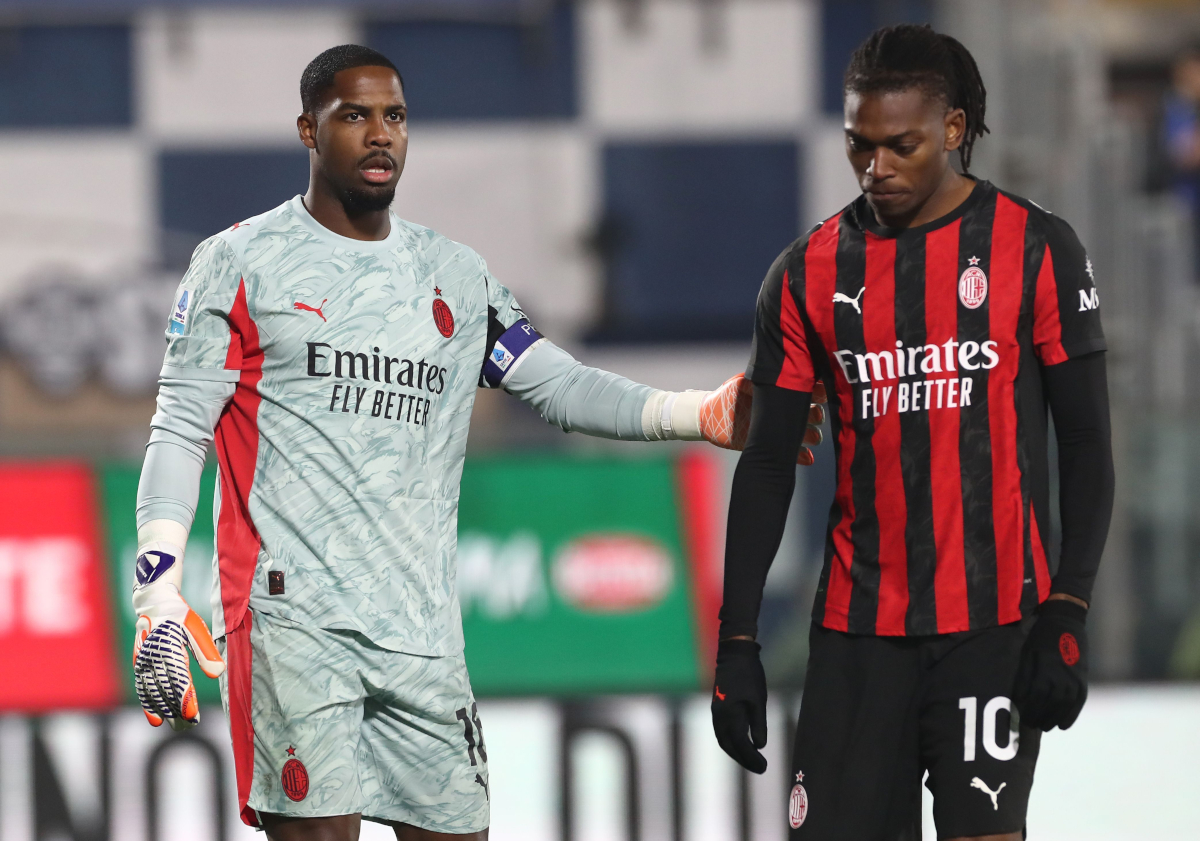 COMO, ITALY - JANUARY 15: Mike Maignan of AC Milan interacts with Rafael Leao during the Serie A match between Como 1907 and AC Milan at Giuseppe Sinigaglia Stadium on January 15, 2026 in Como, Italy. (Photo by Marco Luzzani/Getty Images)