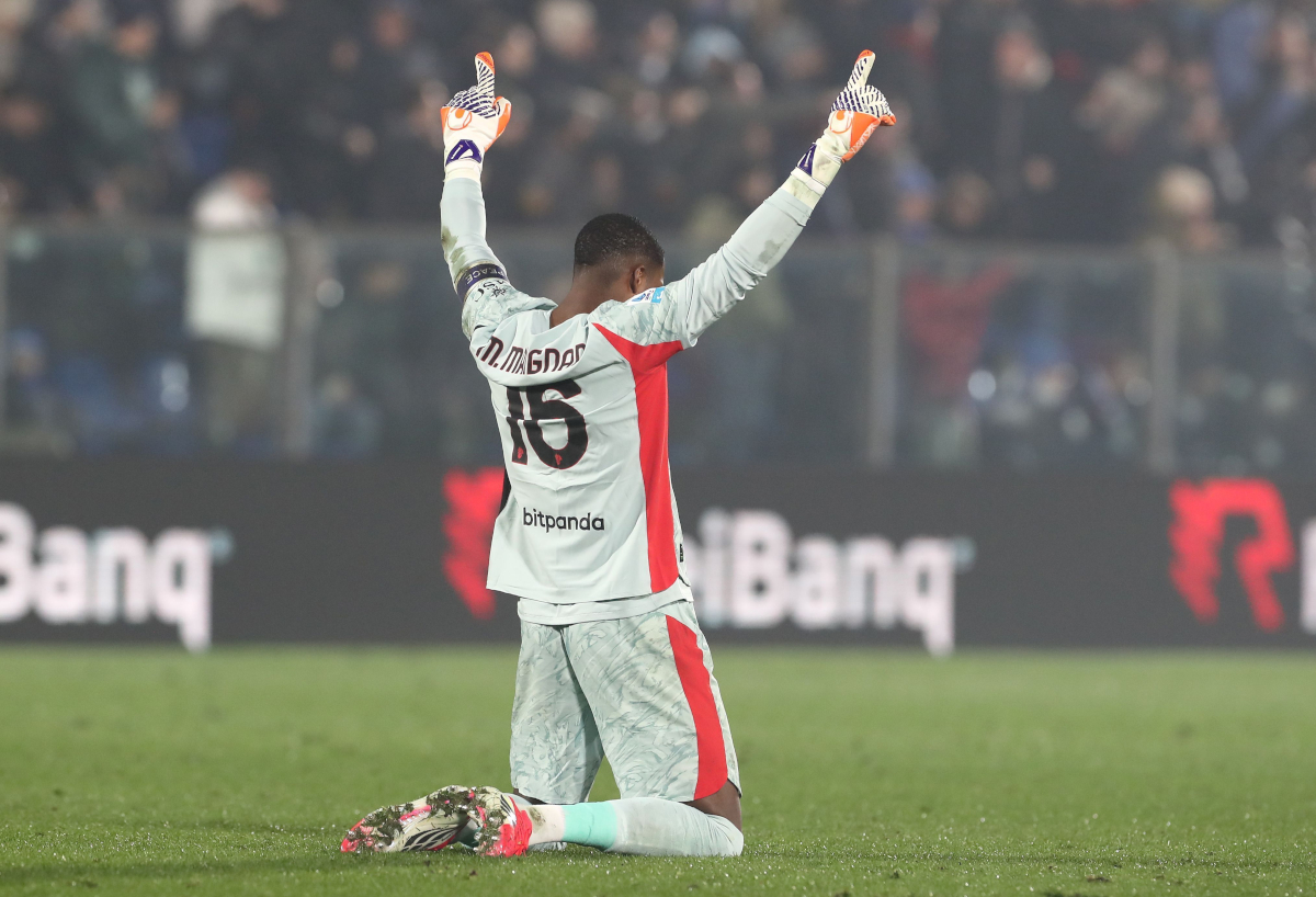 COMO, ITALY - JANUARY 15: Mike Maignan of AC Milan celebrates his team-mates goal during the Serie A match between Como 1907 and AC Milan at Giuseppe Sinigaglia Stadium on January 15, 2026 in Como, Italy. (Photo by Marco Luzzani/Getty Images)