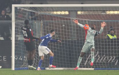 COMO, ITALY - JANUARY 15: Mike Maignan of AC Milan makes a save during the Serie A match between Como 1907 and AC Milan at Giuseppe Sinigaglia Stadium on January 15, 2026 in Como, Italy. (Photo by Marco Luzzani/Getty Images)