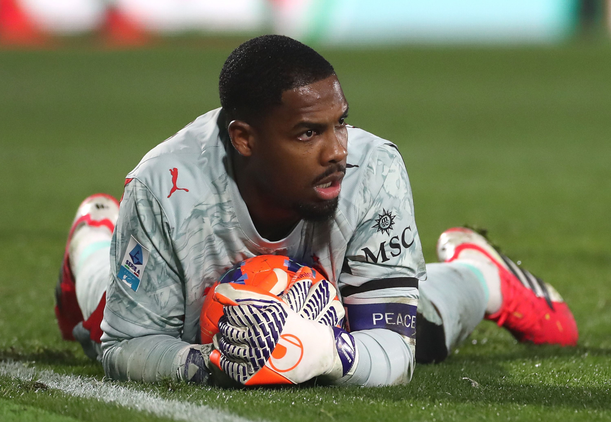 COMO, ITALY - JANUARY 15: Mike Maignan of AC Milan looks on during the Serie A match between Como 1907 and AC Milan at Giuseppe Sinigaglia Stadium on January 15, 2026 in Como, Italy. (Photo by Marco Luzzani/Getty Images)