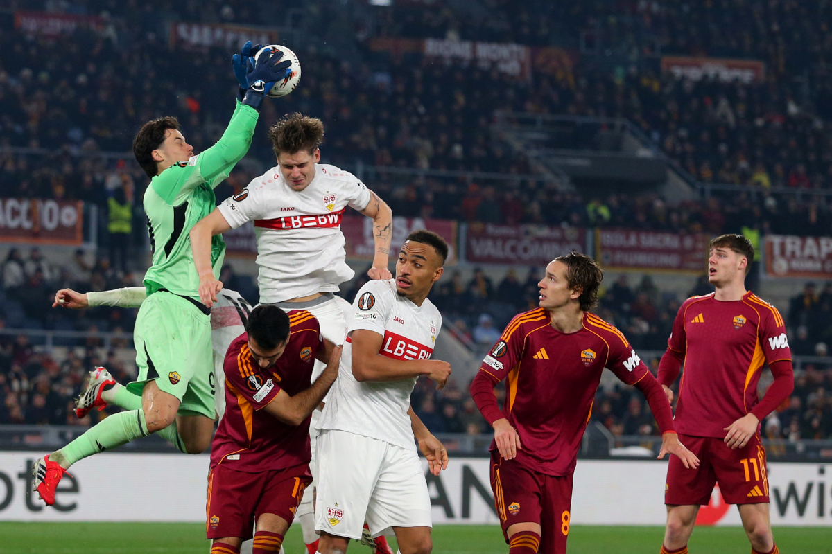 ROME, ITALY - JANUARY 22: AS Roma goalkeeper Mile Svilar competes for the ball with Finn Jeltsch of VfB Stuttgart during the UEFA Europa League 2025/26 League Phase MD7 match between AS Roma and VfB Stuttgart at Stadio Olimpico on January 22, 2026 in Rome, Italy. (Photo by Paolo Bruno/Getty Images)