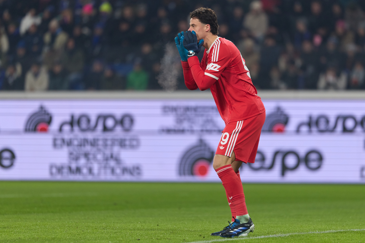BERGAMO, ITALY - JANUARY 03: Mile Svilar of AS Roma reacts during the Serie A match between Atalanta BC and AS Roma at New Balance Arena on January 03, 2026 in Bergamo, Italy. (Photo by Emmanuele Ciancaglini/Getty Images)