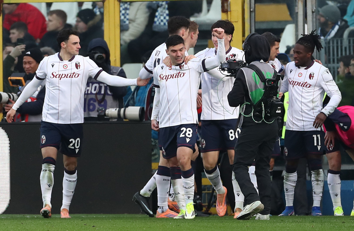 COMO, ITALY - JANUARY 10: Niccolo’ Cambiaghi of Bologna FC celebrates with his team-mates after scoring their team's first goal during the Serie A match between Como 1907 and Bologna FC 1909 at Giuseppe Sinigaglia Stadium on January 10, 2026 in Como, Italy. (Photo by Marco Luzzani/Getty Images)