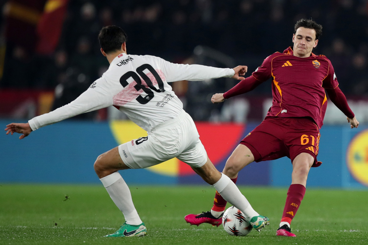 ROME, ITALY - JANUARY 22: Niccolo Pisilli of AS Roma competes for the ball with Chema Andres of VfB Stuttgart during the UEFA Europa League 2025/26 League Phase MD7 match between AS Roma and VfB Stuttgart at Stadio Olimpico on January 22, 2026 in Rome, Italy. (Photo by Paolo Bruno/Getty Images)