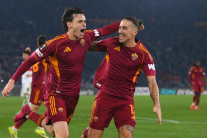 ROME, ITALY - JANUARY 22: Niccolo Pisilli of AS Roma celebrates with his teammate Kostas Tsimikas after scoring the opening goal during the UEFA Europa League 2025/26 League Phase MD7 match between AS Roma and VfB Stuttgart at Stadio Olimpico on January 22, 2026 in Rome, Italy. (Photo by Paolo Bruno/Getty Images)