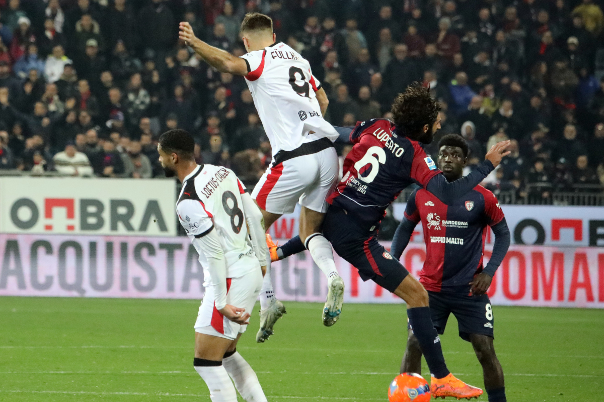 CAGLIARI, ITALY - JANUARY 02: Sebastiano Luperto of Cagliari and Niclas Füllkrug of Milan clash during the Serie A match between Cagliari Calcio and AC Milan at Stadio Sant'Elia on January 02, 2026 in Cagliari, Italy. (Photo by Enrico Locci/Getty Images)