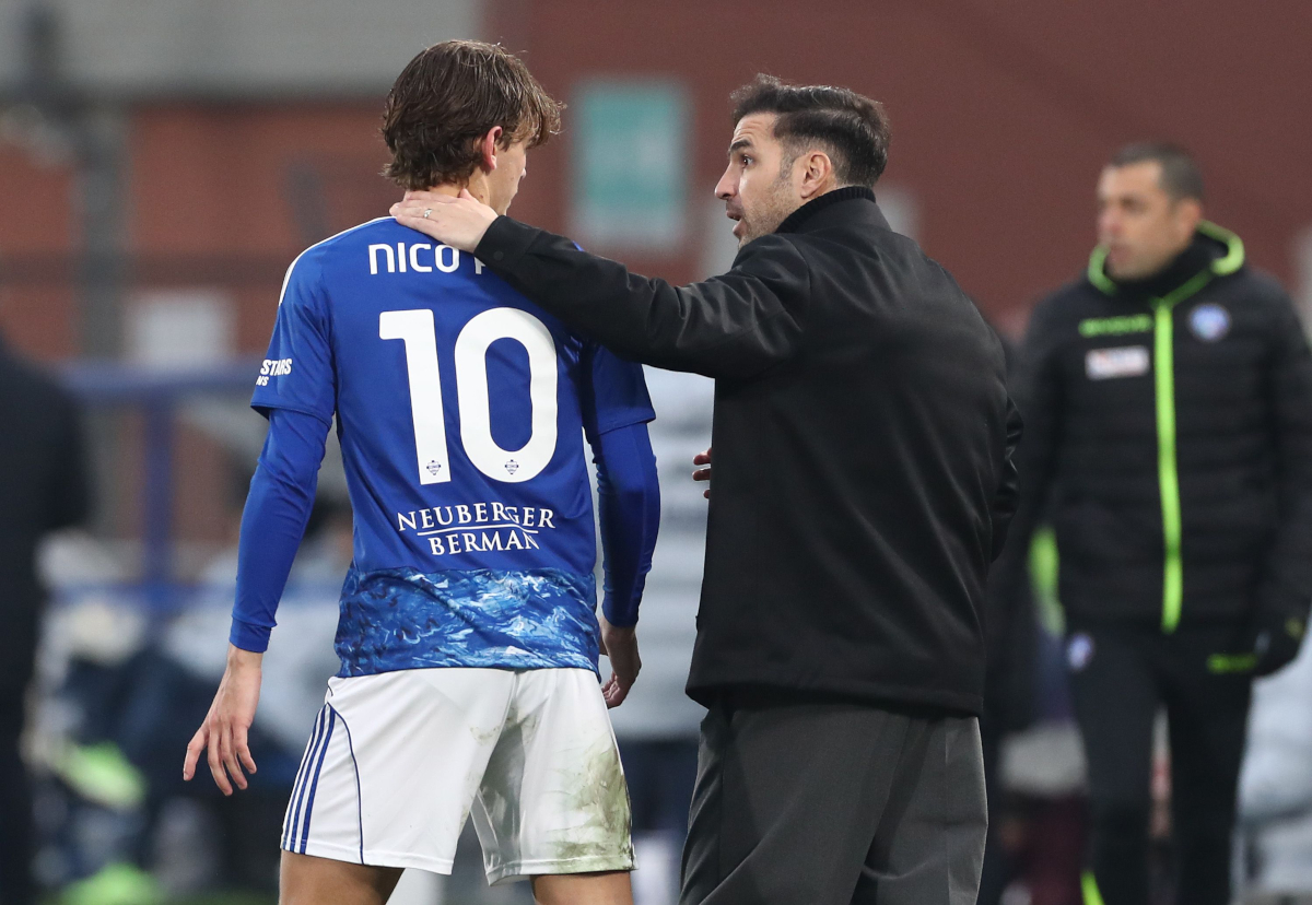 COMO, ITALY - JANUARY 24: Como 1907 coach Cesc Fabregas issues instructions to his player Nico Paz of Como 1907 during the Serie A match between Como 1907 and Torino FC at Giuseppe Sinigaglia Stadium on January 24, 2026 in Como, Italy. (Photo by Marco Luzzani/Getty Images)
