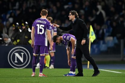 NAPLES, ITALY - JANUARY 31: Paolo Vanoli ACF Fiorentina head coach with his player Pietro Comuzzo during the Serie A match between SSC Napoli and ACF Fiorentina at Stadio Diego Armando Maradona on January 31, 2026 in Naples, Italy. (Photo by Francesco Pecoraro/Getty Images)