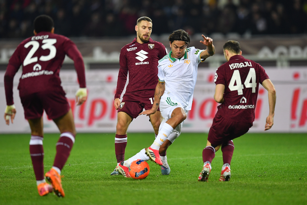 TURIM, ITÁLIA - 18 DE JANEIRO: Nikola Vlasic do Torino FC desafia Paulo Dybala da AS Roma durante a partida da Série A entre Torino FC e AS Roma no Stadio Olimpico di Torino em 18 de janeiro de 2026 em Torino, Itália. (Foto de Valerio Pennicino/Getty Images)