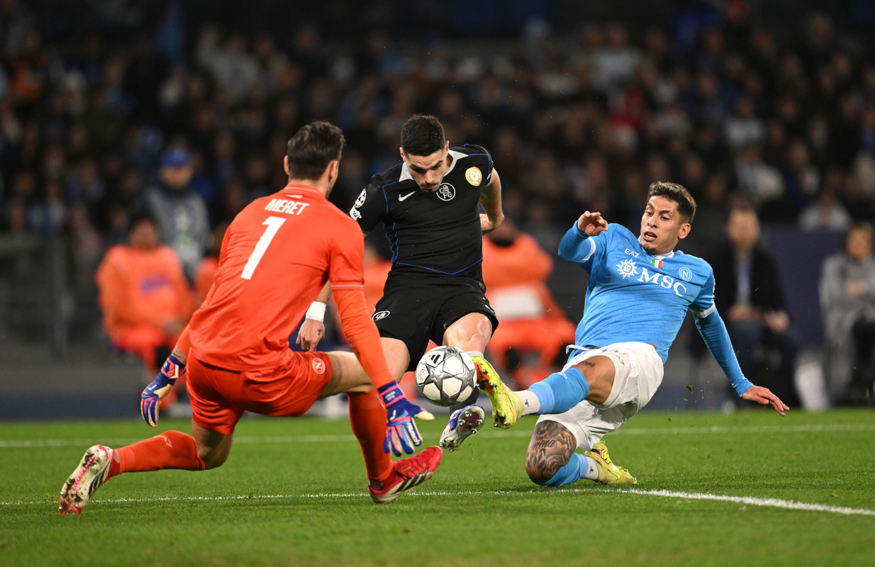 NAPLES, ITALY - JANUARY 28: Pedro Neto of Chelsea is challenged by Mathias Olivera of SSC Napoli during the UEFA Champions League 2025/26 League Phase MD8 match between SSC Napoli and Chelsea FC at Stadio Diego Armando Maradona on January 28, 2026 in Naples, Italy. (Photo by Tullio M. Puglia/Getty Images)
