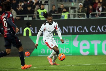 CAGLIARI, ITALIA - 02 JANUARI: Rafael Leao dari Milan beraksi selama pertandingan Serie A antara Cagliari Calcio dan AC Milan di Stadio Sant'Elia pada 02 Januari 2026 di Cagliari, Italia. (Foto oleh Enrico Locci/Getty Images)