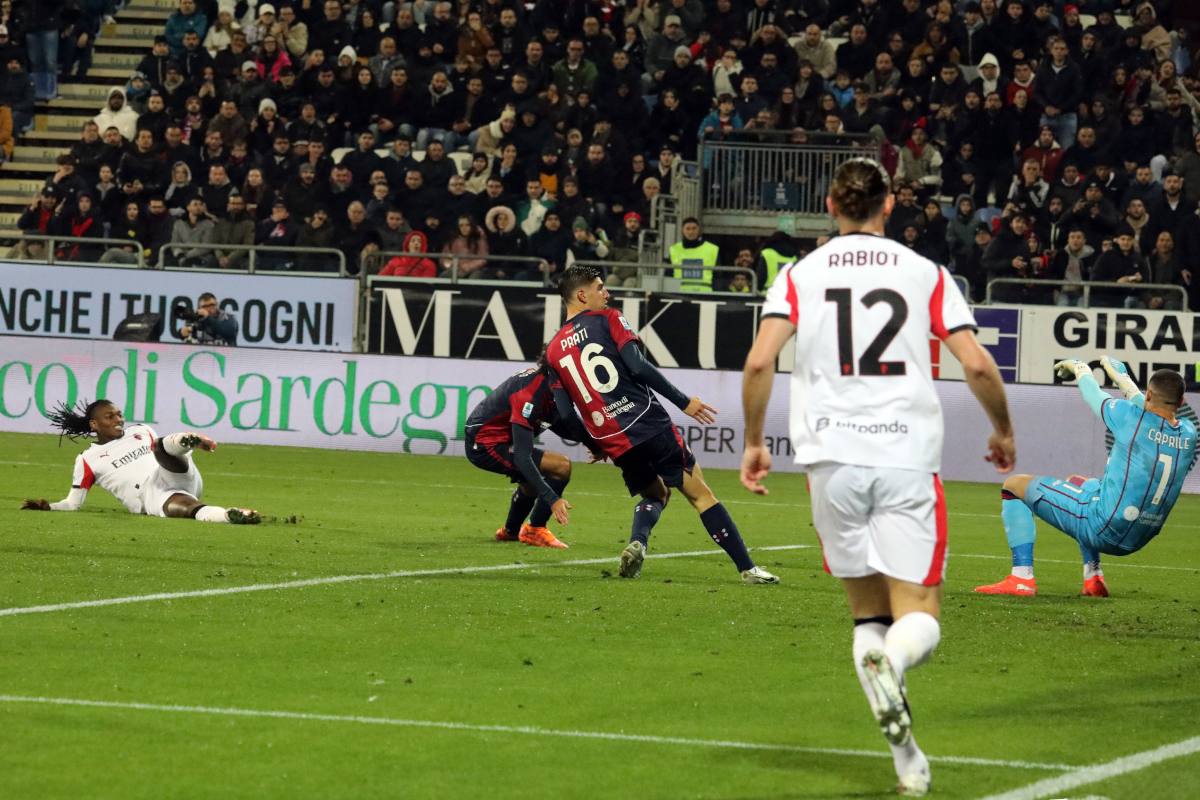 CAGLIARI, ITALY - JANUARY 02: Rafael Leao of Milan scores the first goal during the Serie A match between Cagliari Calcio and AC Milan at Stadio Sant'Elia on January 02, 2026 in Cagliari, Italy. (Photo by Enrico Locci/Getty Images)