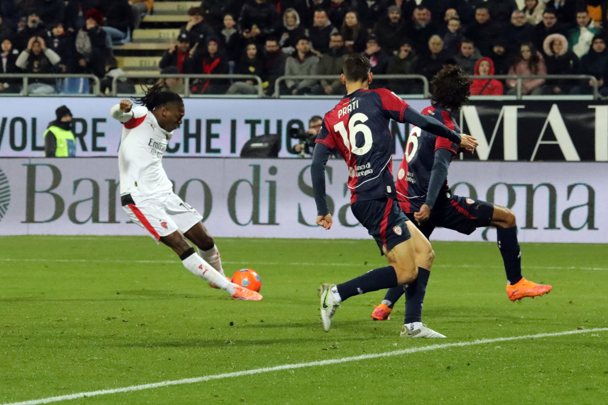 CAGLIARI, ITALY - JANUARY 02: Rafael Leao of Milan attempts a goal during the Serie A match between Cagliari Calcio and AC Milan at Stadio Sant'Elia on January 02, 2026 in Cagliari, Italy. (Photo by Enrico Locci/Getty Images)