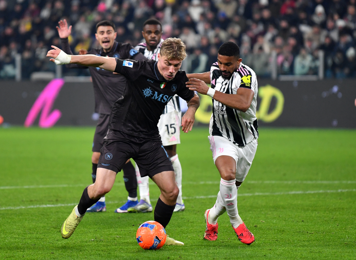 TURIN, ITALY - JANUARY 25: Rasmus Hojlund of SSC Napoli is challenged by Bremer of Juventus during the Serie A match between Juventus FC and SSC Napoli at Juventus Stadium on January 25, 2026 in Turin, Italy. (Photo by Valerio Pennicino/Getty Images)