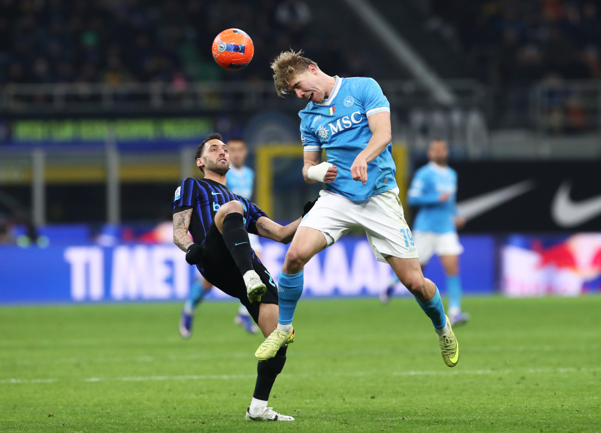 MILAN, ITALY - JANUARY 11: Rasmus Hojlund of SSC Napoli heads the ball whilst under pressure from from Hakan Calhanoglu of FC Internazionale Milano during the Serie A match between FC Internazionale and SSC Napoli at Giuseppe Meazza Stadium on January 11, 2026 in Milan, Italy. (Photo by Marco Luzzani/Getty Images)