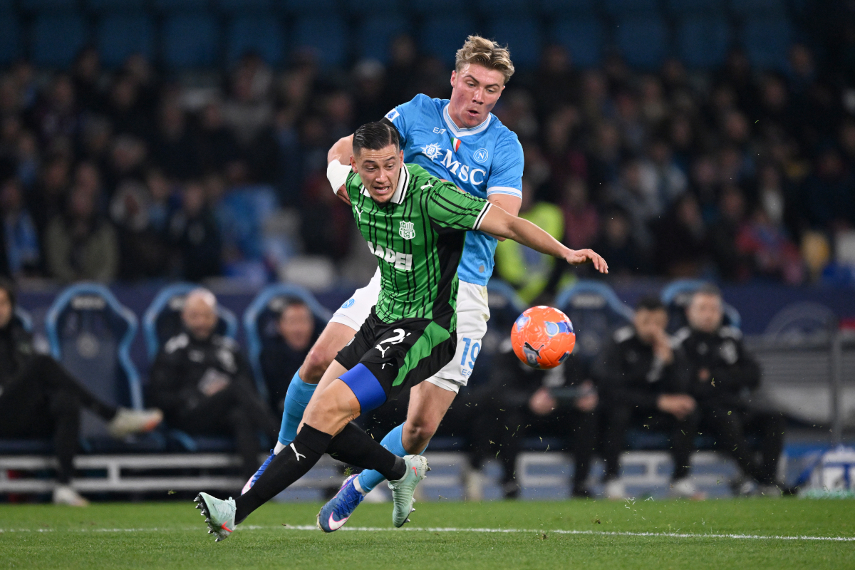 NAPLES, ITALY - JANUARY 17: Rasmus Hojlund of SSC Napoli battles for possession with Jay Idzes of US Sassuolo Calcio during the Serie A match between SSC Napoli and US Sassuolo Calcio at Stadio Diego Armando Maradona on January 17, 2026 in Naples, Italy. (Photo by Francesco Pecoraro/Getty Images)