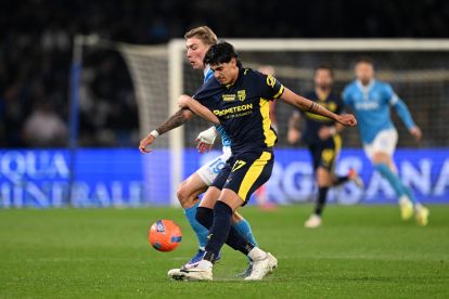 NAPLES, ITALY - JANUARY 14: Mariano Troilo of Parma Calcio 1913 battles for possession with Rasmus Hojlund of SSC Napoli during the Serie A match between SSC Napoli and Parma Calcio 1913 at Stadio Diego Armando Maradona on January 14, 2026 in Naples, Italy. (Photo by Francesco Pecoraro/Getty Images)