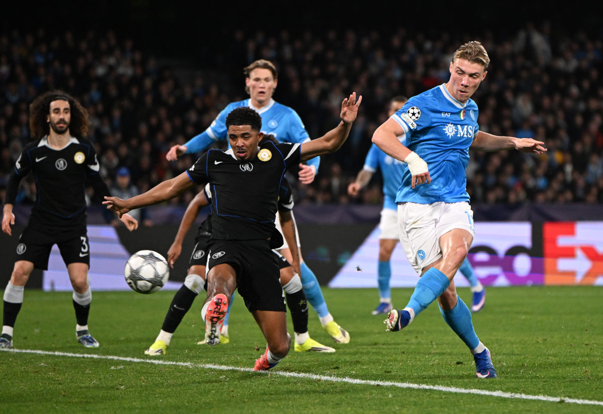 NAPLES, ITALY - JANUARY 28: Rasmus Hojlund of SSC Napoli scores his team's first goal whilst under pressure from Wesley Fofana of Chelsea during the UEFA Champions League 2025/26 League Phase MD8 match between SSC Napoli and Chelsea FC at Stadio Diego Armando Maradona on January 28, 2026 in Naples, Italy. (Photo by Francesco Pecoraro/Getty Images)