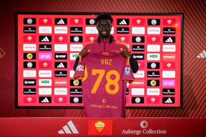 New signing Robinio Vaz poses with the Roma jersey (asroma.it)