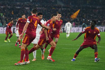 ROME, ITALY - JANUARY 25: Lorenzo Pellegrini of AS Roma celebrates with teammates after scoring his team's first goal from the penalty-spot during the Serie A match between AS Roma and AC Milan at Stadio Olimpico on January 25, 2026 in Rome, Italy. (Photo by Paolo Bruno/Getty Images)