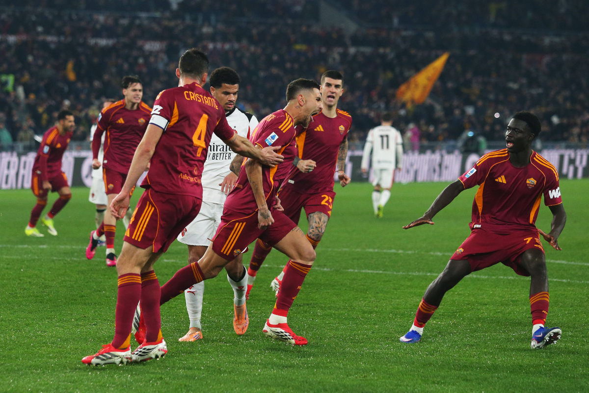 ROME, ITALY - JANUARY 25: Lorenzo Pellegrini of AS Roma celebrates with teammates after scoring his team's first goal from the penalty-spot during the Serie A match between AS Roma and AC Milan at Stadio Olimpico on January 25, 2026 in Rome, Italy. (Photo by Paolo Bruno/Getty Images)