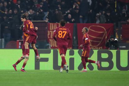 ROME, ITALY - JANUARY 22: Niccolo Pisilli #61 with his teammates of AS Roma celebrates after scoring the team's second goal during the UEFA Europa League 2025/26 League Phase MD7 match between AS Roma and VfB Stuttgart at Stadio Olimpico on January 22, 2026 in Rome, Italy. (Photo by Paolo Bruno/Getty Images)