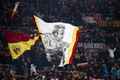 ROME, ITALY - JANUARY 25: Fans of AS Roma show their support as they wave flags and hold scarves prior to the Serie A match between AS Roma and AC Milan at Stadio Olimpico on January 25, 2026 in Rome, Italy. (Photo by Paolo Bruno/Getty Images)