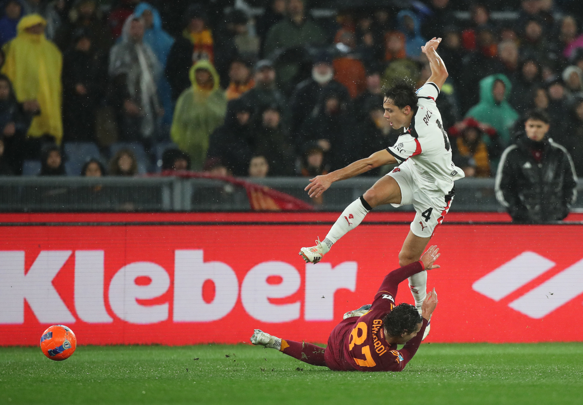 ROME, ITALY - JANUARY 25: Samuele Ricci of AC Milan takes a shot whilst under pressure from Daniele Ghilardi of AS Roma during the Serie A match between AS Roma and AC Milan at Stadio Olimpico on January 25, 2026 in Rome, Italy. (Photo by Paolo Bruno/Getty Images)