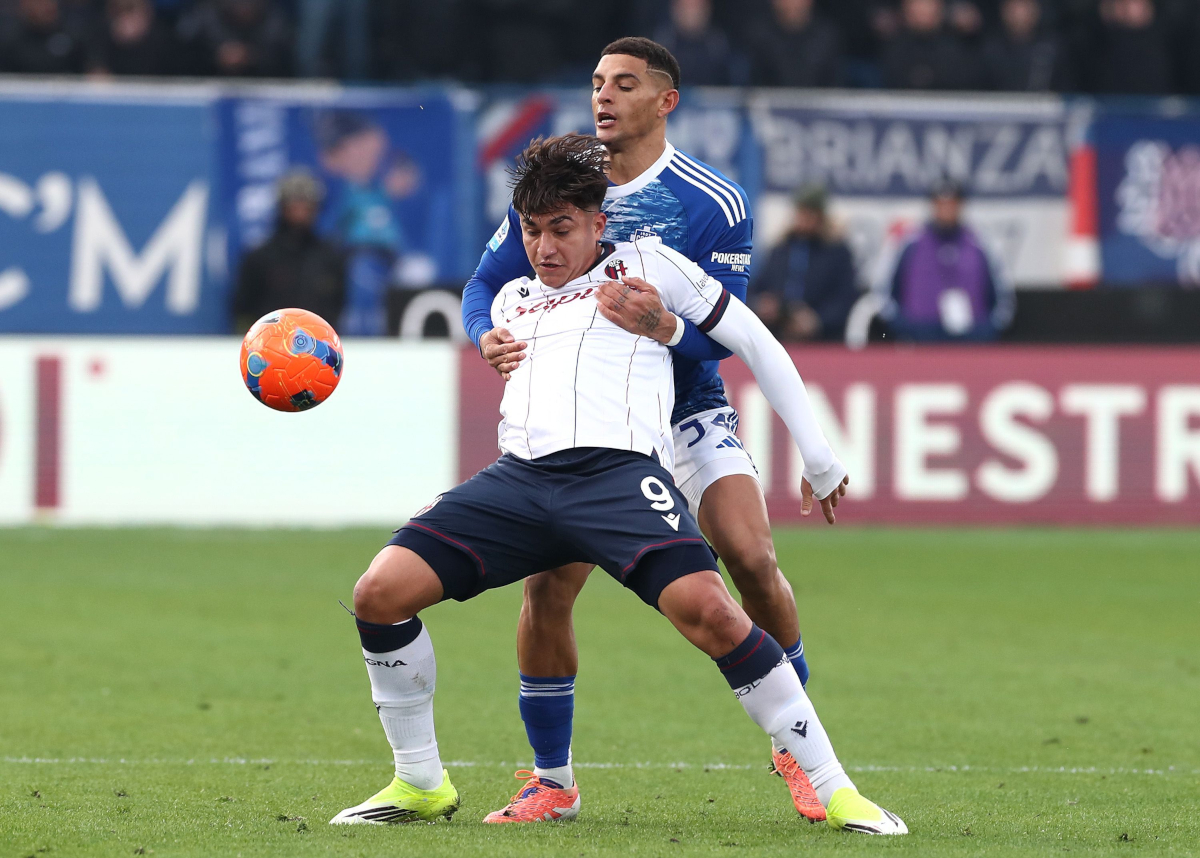 COMO, ITALY - JANUARY 10: Santiago Castro of Bologna FC competes for the ball with Diego Carlos of Como 1907 during the Serie A match between Como 1907 and Bologna FC 1909 at Giuseppe Sinigaglia Stadium on January 10, 2026 in Como, Italy. (Photo by Marco Luzzani/Getty Images)