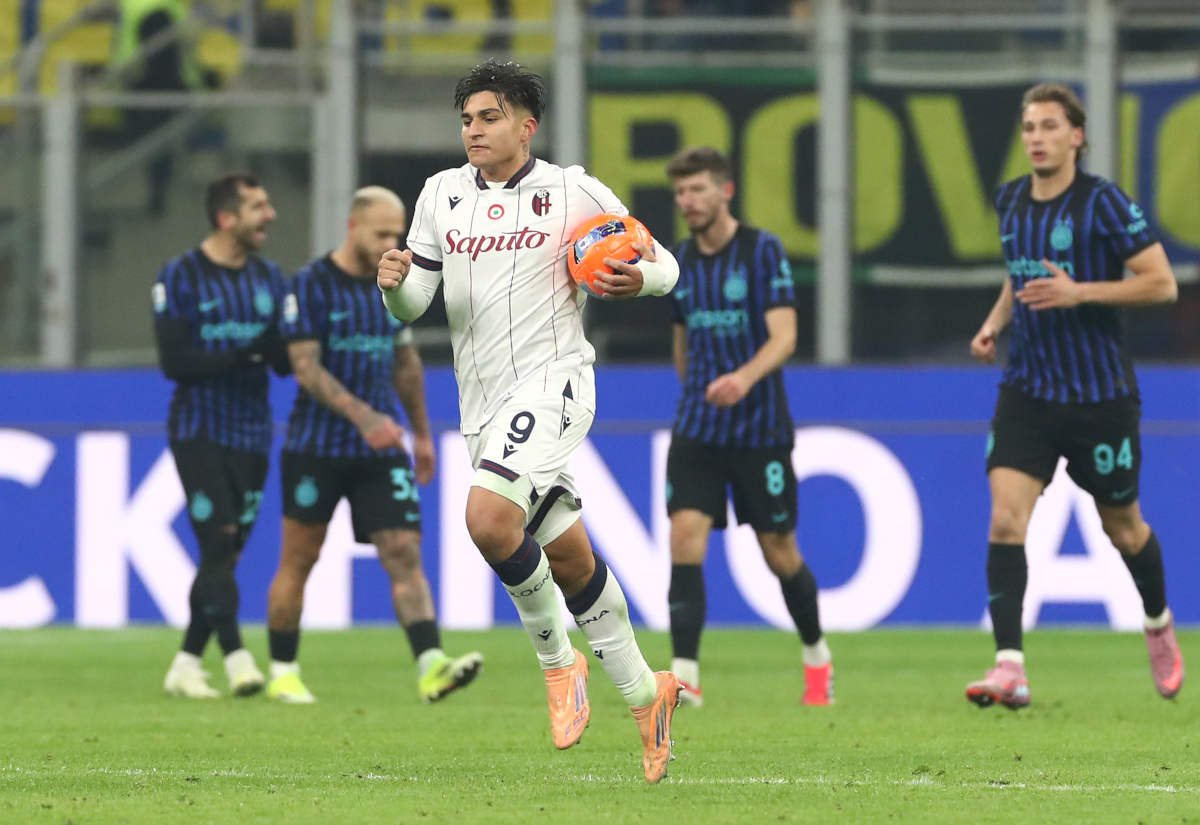 MILAN, ITALY - JANUARY 04: Santiago Castro of Bologna runs back to the centre circle as he celebrates scoring his team's first goal during the Serie A match between FC Internazionale and Bologna FC 1909 at Giuseppe Meazza Stadium on January 04, 2026 in Milan, Italy. (Photo by Marco Luzzani/Getty Images)