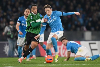 NAPLES, ITALY - JANUARY 17: Scott McTominay of SSC Napoli battles for possession with Aster Vranckx of US Sassuolo Calcio during the Serie A match between SSC Napoli and US Sassuolo Calcio at Stadio Diego Armando Maradona on January 17, 2026 in Naples, Italy. (Photo by Francesco Pecoraro/Getty Images)