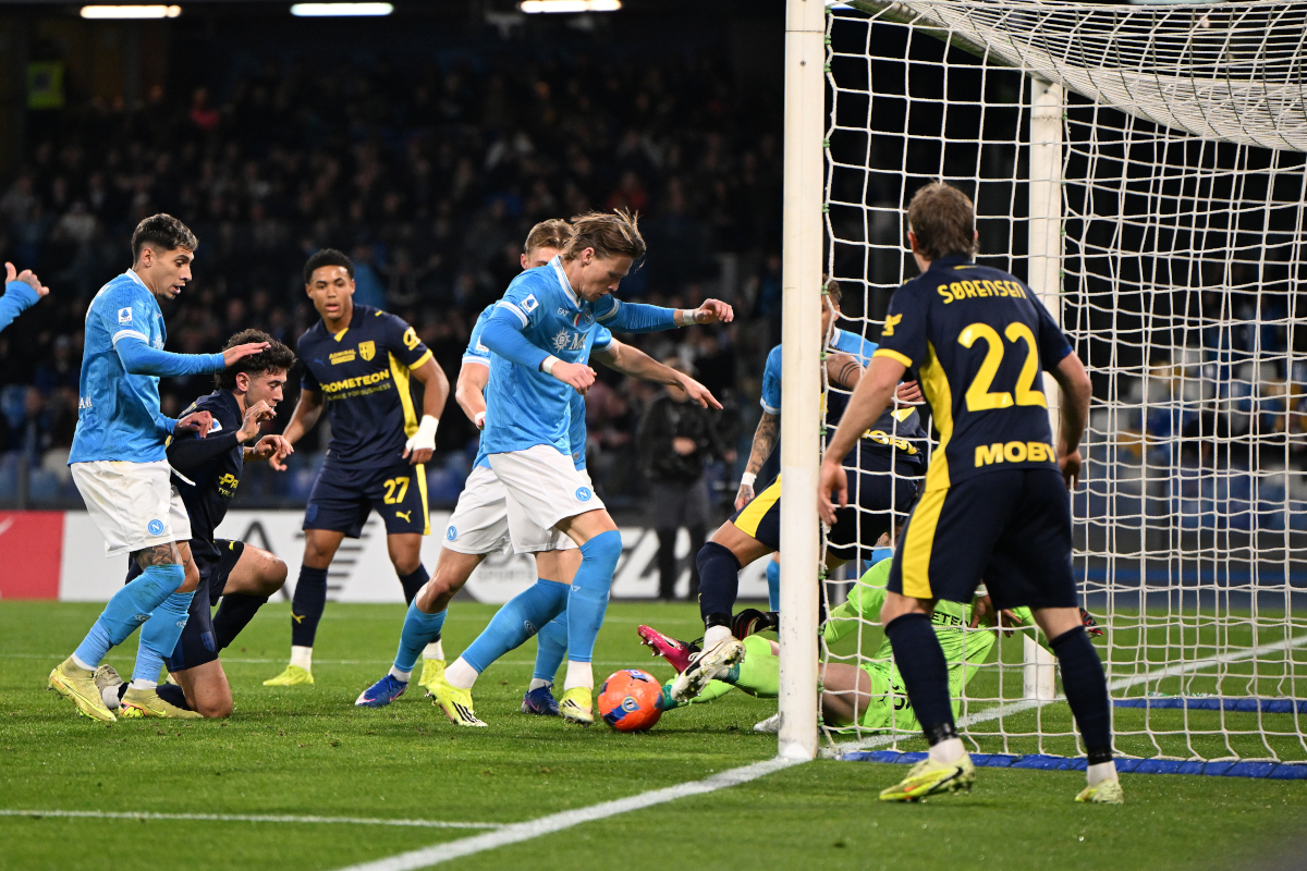 NAPLES, ITALY - JANUARY 14: Scott McTominay of SSC Napoli shoots to score his team's first goal during the Serie A match between SSC Napoli and Parma Calcio 1913 at Stadio Diego Armando Maradona on January 14, 2026 in Naples, Italy. (Photo by Francesco Pecoraro/Getty Images)