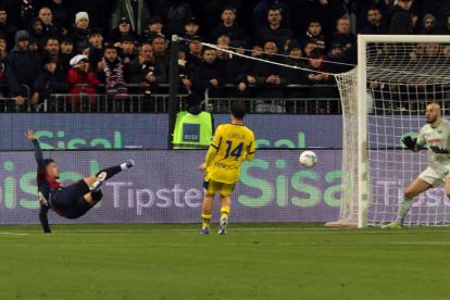 CAGLIARI, ITALY - JANUARY 31: Semih Kilicsoy of Cagliari scores his team's second goal (2-0) during the Serie A match between Cagliari Calcio and Hellas Verona FC at Stadio Sant'Elia on January 31, 2026 in Cagliari, Italy. (Photo by Enrico Locci/Getty Images)