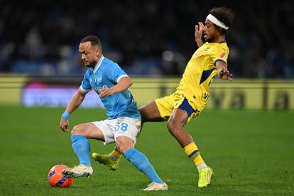 NAPLES, ITALY - JANUARY 07: Stanislav Lobotka of SSC Napoli battles for possession with Antoine Bernede of Hellas Verona FC during the Serie A match between SSC Napoli and Hellas Verona FC at Stadio Diego Armando Maradona on January 07, 2026 in Naples, Italy. (Photo by Francesco Pecoraro/Getty Images)