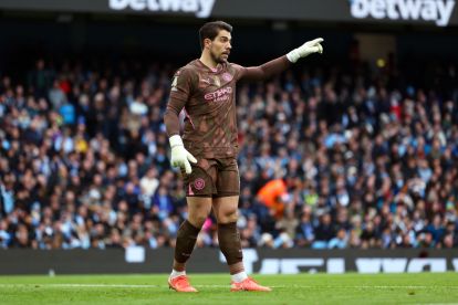 MANCHESTER, INGGRIS - 15 MARET: Stefan Ortega dari Manchester City poin selama pertandingan Liga Premier antara Manchester City FC dan Brighton & Hove Albion FC di Stadion Etihad pada 15 Maret 2025 di Manchester, Inggris. (Foto oleh Matt McNulty/Getty Images)