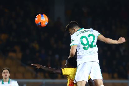 LECCE, ITALY - JANUARY 06: Lameck Banda of US Lecce competes for the ball with Stephan El Shaarawy of AS Roma during the Serie A match between US Lecce and AS Roma at Stadio Via del Mare on January 06, 2026 in Lecce, Italy. (Photo by Maurizio Lagana/Getty Images)