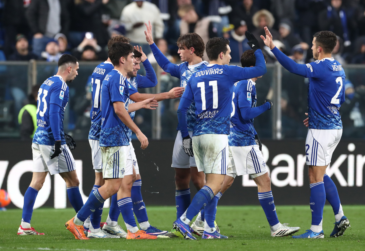 COMO, ITALY - JANUARY 24: Anastasios Douvikas of Como 1907 celebrates with his team-mates after scoring their team's fourth goal during the Serie A match between Como 1907 and Torino FC at Giuseppe Sinigaglia Stadium on January 24, 2026 in Como, Italy. (Photo by Marco Luzzani/Getty Images)
