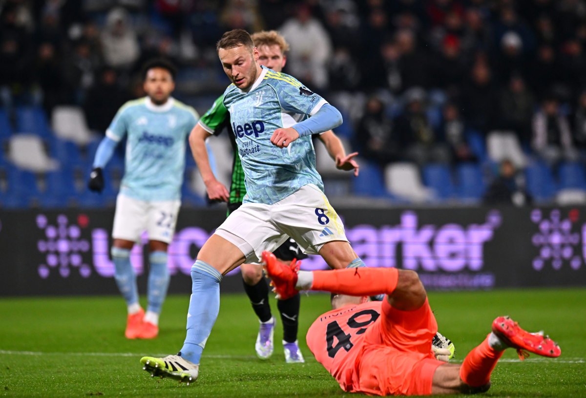 SASSUOLO, ITALY - JANUARY 06: Arijanet Muric of US Sassuolo Calcio saves at the feet of Teun Koopmeiners of Juventus during the Serie A match between US Sassuolo Calcio and Juventus FC at Mapei Stadium Citta del Tricolore on January 06, 2026 in Sassuolo, Italy. (Photo by Alessandro Sabattini/Getty Images)