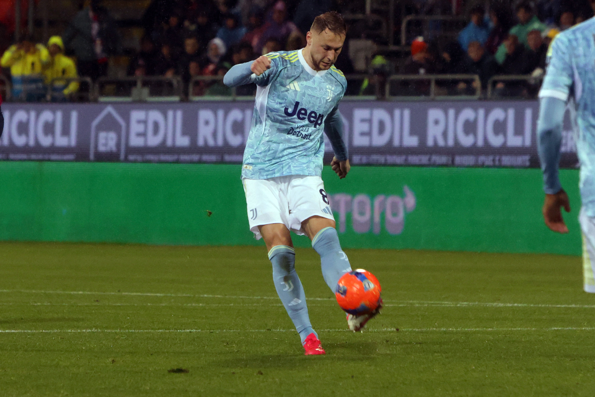 CAGLIARI, ITALY - JANUARY 17: Teun Koopmeiners of Juventus in action during the Serie A match between Cagliari Calcio and Juventus FC at Stadio Sant'Elia on January 17, 2026 in Cagliari, Italy. (Photo by Enrico Locci/Getty Images)